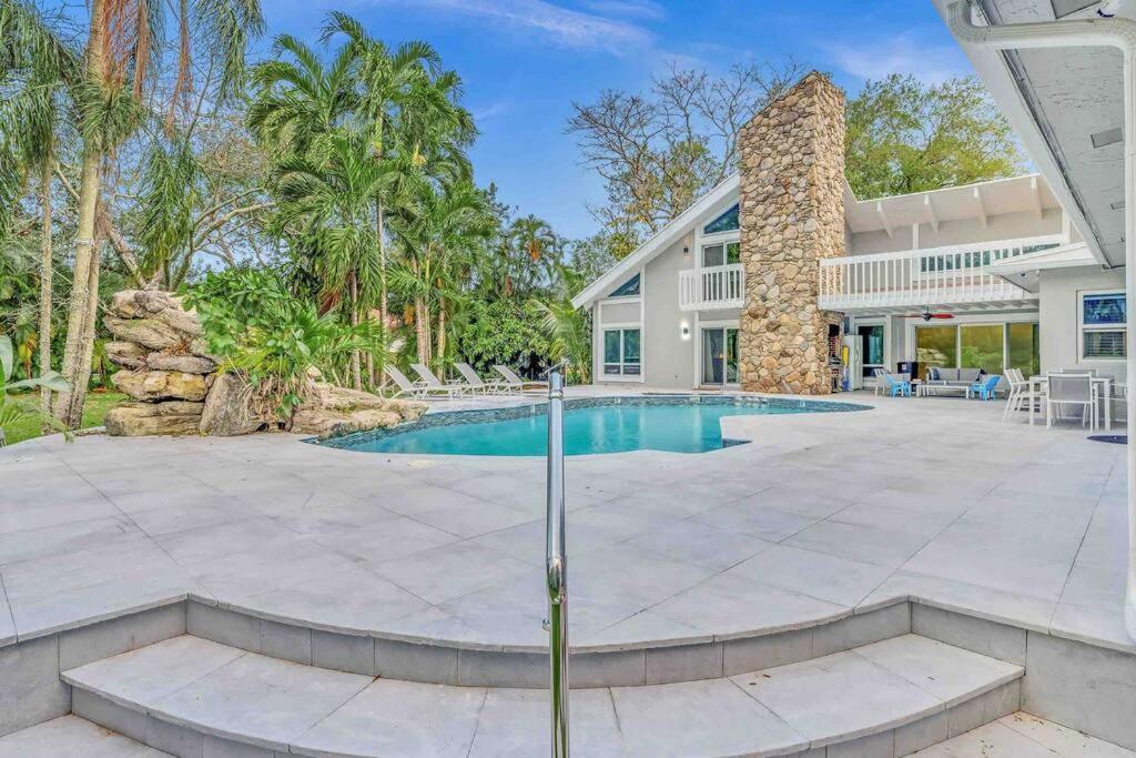 Rare Hidden Getaway Heated Pool 1.5 Acres! Sleeps 16 Villa Fort Lauderdale Exterior photo