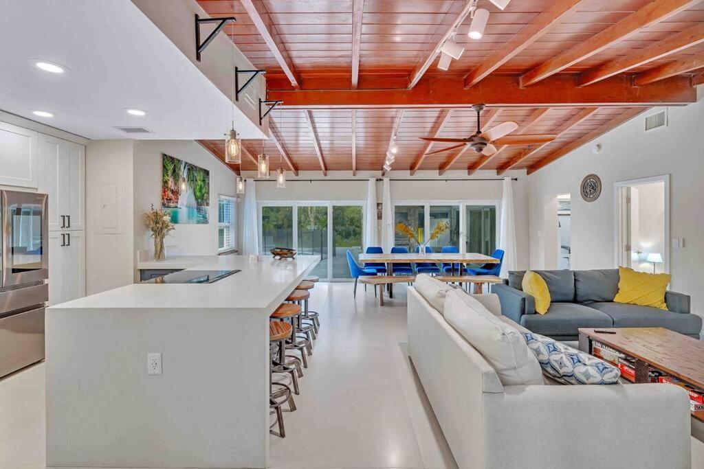 Rare Hidden Getaway Heated Pool 1.5 Acres! Sleeps 16 Villa Fort Lauderdale Exterior photo