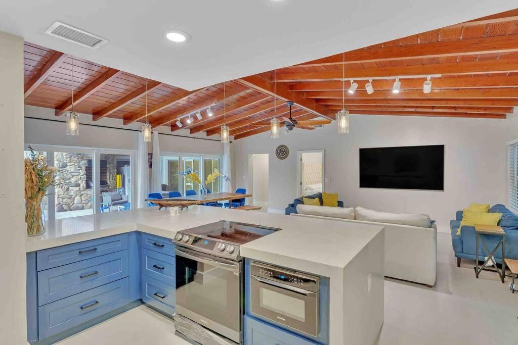 Rare Hidden Getaway Heated Pool 1.5 Acres! Sleeps 16 Villa Fort Lauderdale Exterior photo