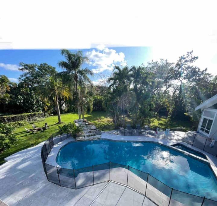 Rare Hidden Getaway Heated Pool 1.5 Acres! Sleeps 16 Villa Fort Lauderdale Exterior photo