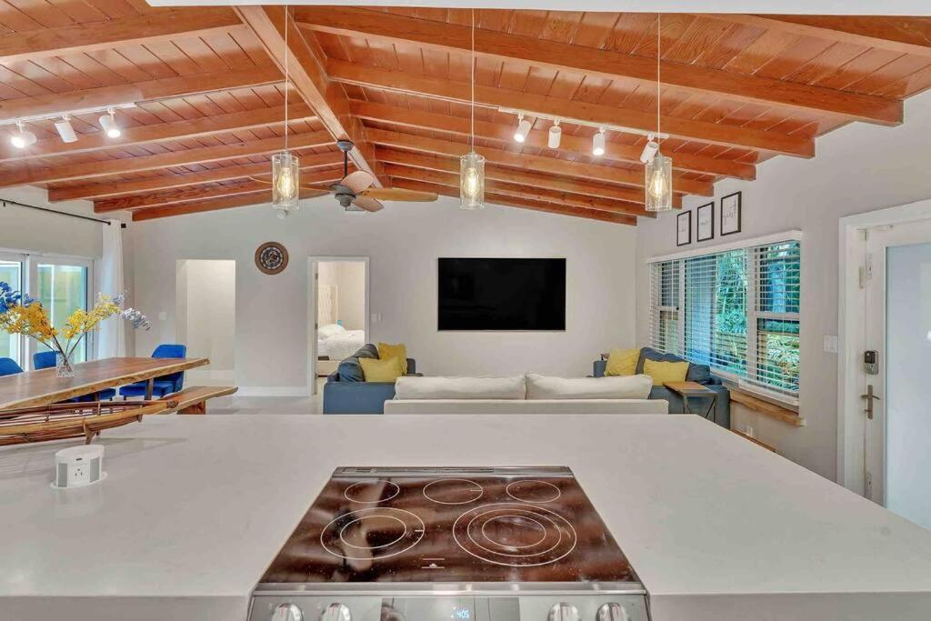 Rare Hidden Getaway Heated Pool 1.5 Acres! Sleeps 16 Villa Fort Lauderdale Exterior photo