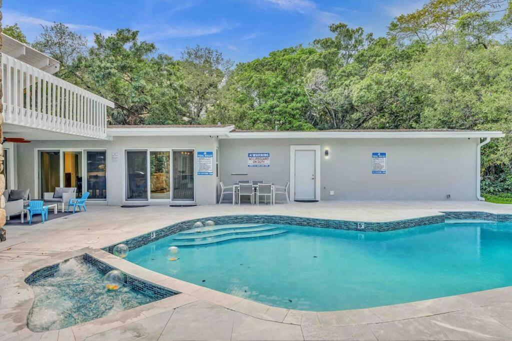 Rare Hidden Getaway Heated Pool 1.5 Acres! Sleeps 16 Villa Fort Lauderdale Exterior photo